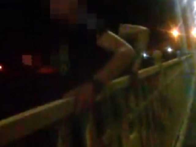 Хотел прыгнуть под поезд: в Мариуполе патрульные спасли парня от суицида