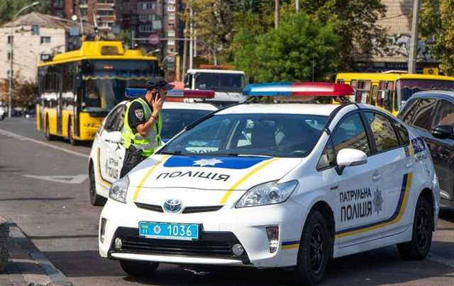 В Киеве возле ТРЦ Ocean Plaza машина сбила патрульного