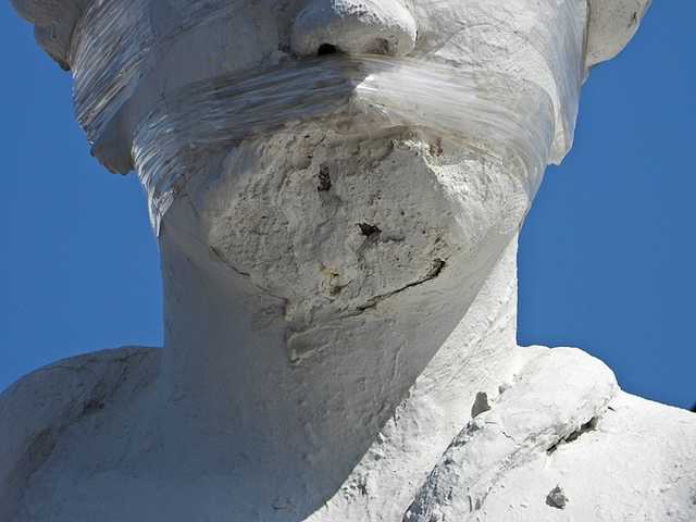 На Одесской мэрии памятник архитектуры отремонтировали скотчем: фото