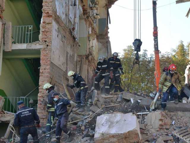 Взрыв в Дрогобыче: из-под завалов строения ребенок попросил о помощи