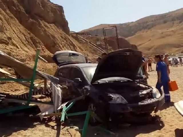 В Крыму автомобиль рухнул с горы на пляжников
