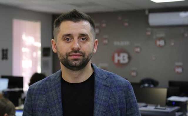 “Аж до ранку”: голова фракції “Слуга народу” Арахамія розповів, скільки триватиме засідання Ради