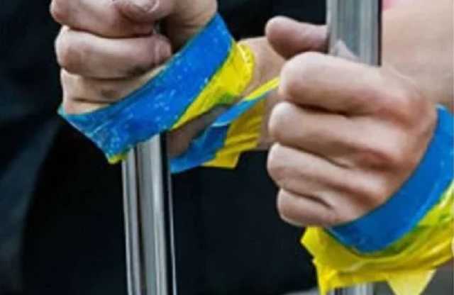 Самолет с Сенцовым и Сущенко приземлился на военном аэродроме — СМИ