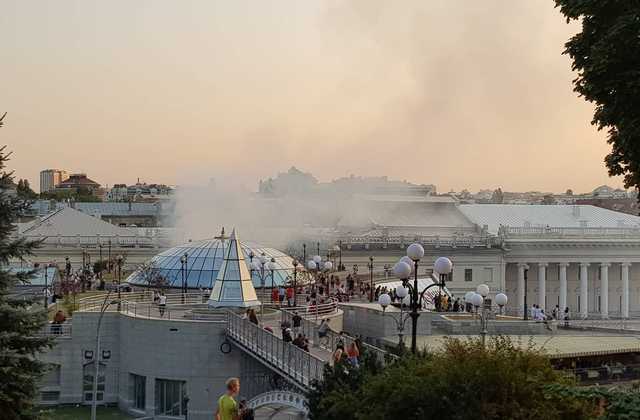 В центре Киева пожар. Майдан независимости заволокло дымом