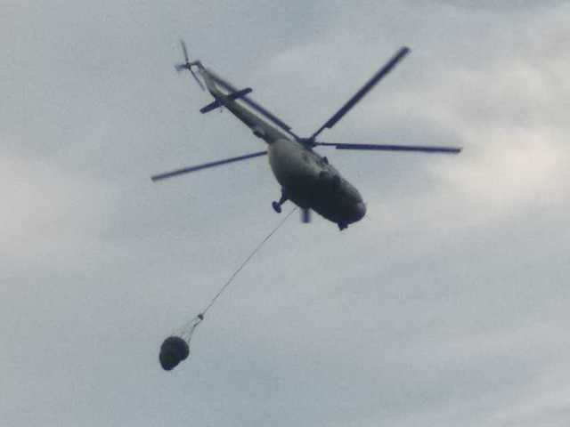 Сбросили 34 тонны воды: Под Харьковом при помощи авиации тушат огромный пожар