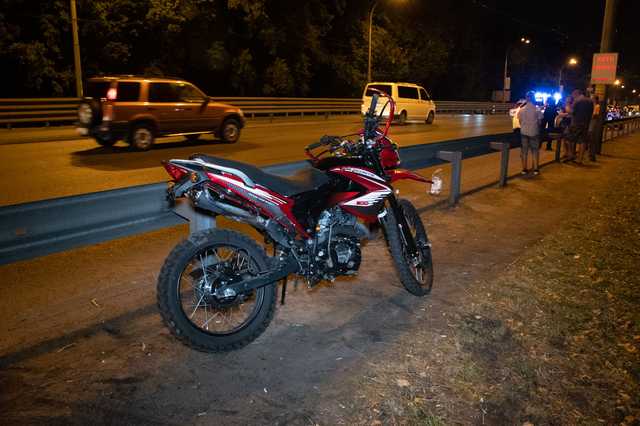 В Киеве легковушка сбила мотоциклиста