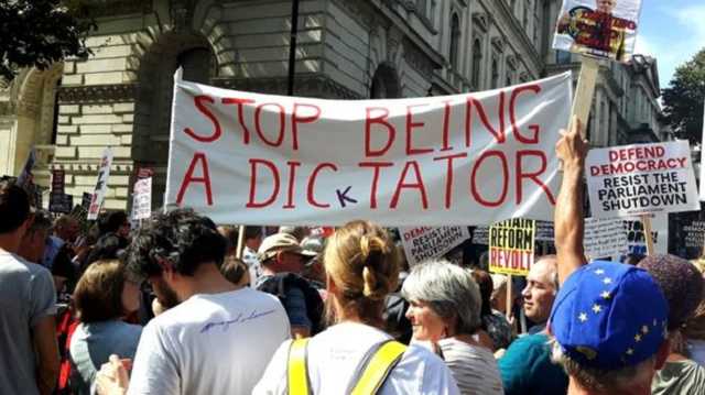 В Британии люди вышли на массовые протесты из-за решения Джонсона приостановить работу парламента