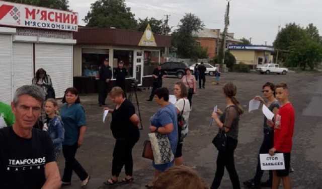 В Харьковской области учителя в знак протеста перекрыли дорогу