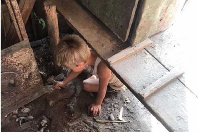 Воет, как волк и боится людей: на Прикарпатье нашли ребенка-маугли