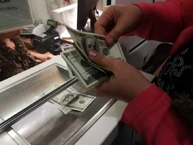 Доллар падает, и это не предел: эксперты назвали причины