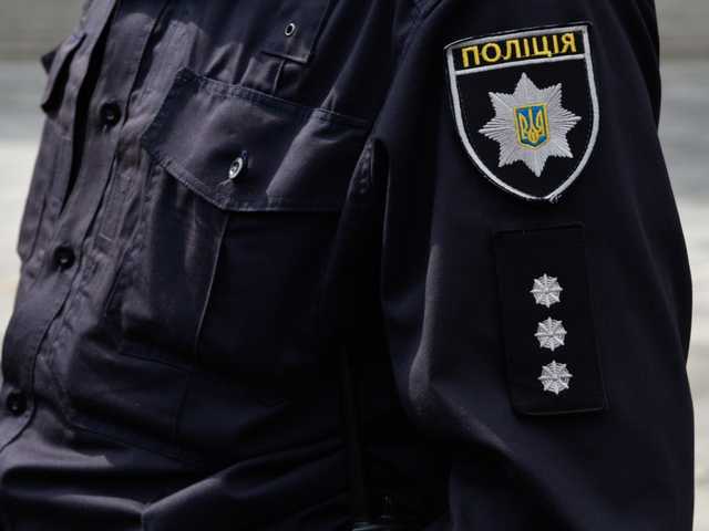 На Прикарпатье водитель въехал в дом, а полиции сказал, что машину угнали