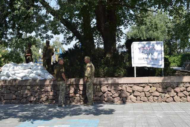 В Николаеве здание ОГА окружили блокпостами и колючей проволокой: что произошло