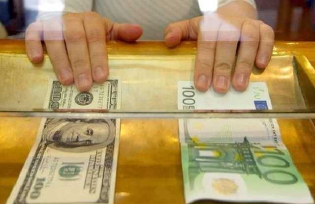 Офіційний курс: долар дорожчає, євро дешевшає