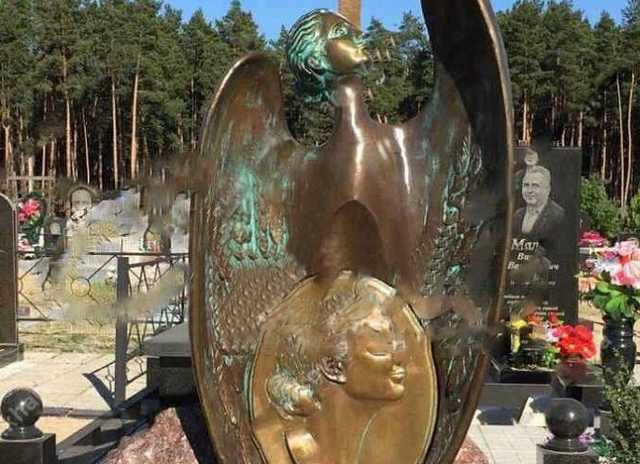 В Балаклее мужчина украл бронзовый памятник с кладбища