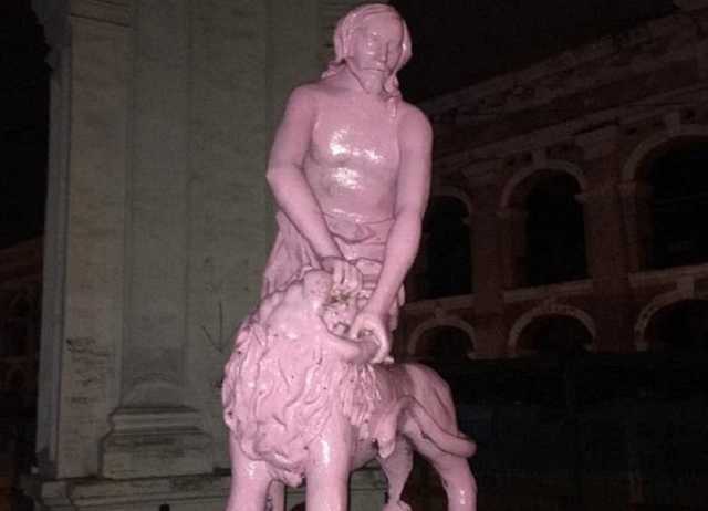 Вандалы разукрасили скульптуру Самсона в Подольском районе Киева в розовый цвет, - Нацполиция