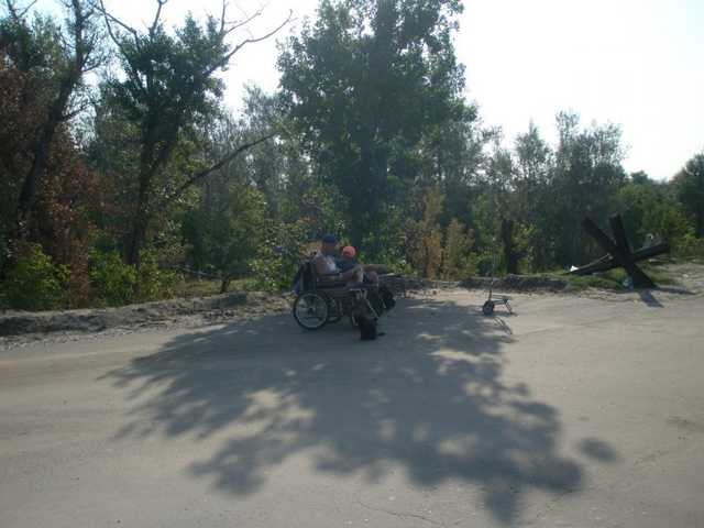 Бывший боевик «ЛНР» зарабатывает извозом на мосту в Станице Луганской