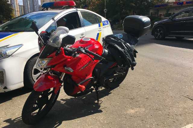 В Киеве на Позняках байкер сбил женщину на переходе