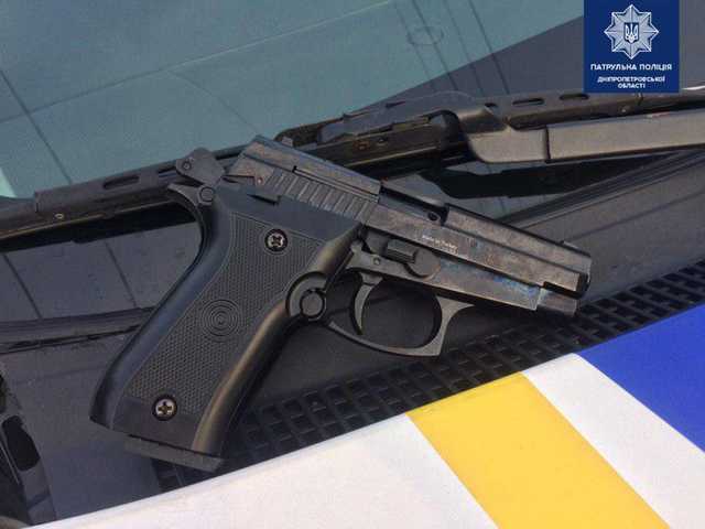 Жители Днепра устроили стрельбу из ружья и пистолета