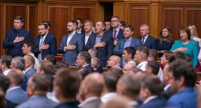 В «Слуге народа» очень переживают за своих нардепов: предлагают парламенту ввести политическое крепостничество