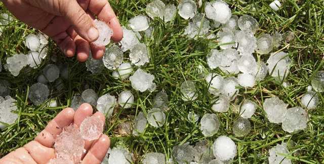 Размером с яйцо: на Запорожье выпал разрушительный град