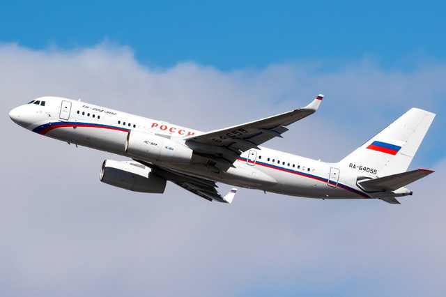 Літак з військовополоненими перетнув український кордон