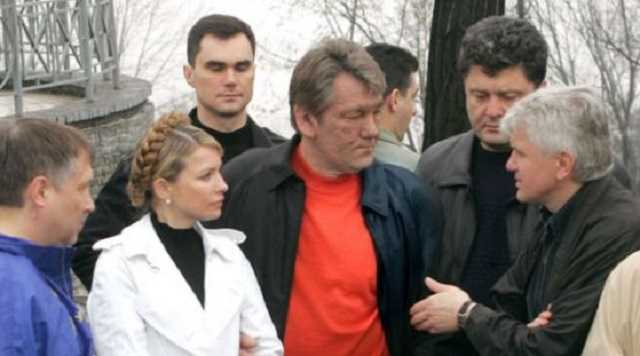 Исполнилось 15 лет с момента отравления третьего президента Украины. Ющенко знает заказчиков и исполнителей покушения, на которых вышло следствие. Более того, он указал их на допросе. Главная причина того, что дело «на паузе» - нежелание власти Януковича, а потом и Порошенко, доводить его до конца. На фото: Третий президент Украины Виктор Ющенко (в центре), премьер-министр Юлия Тимошенко и спикер парламента Владимир Литвин (справа). Киев, 17 апреля 2005 года Виктора Ющенко - в то время кандида