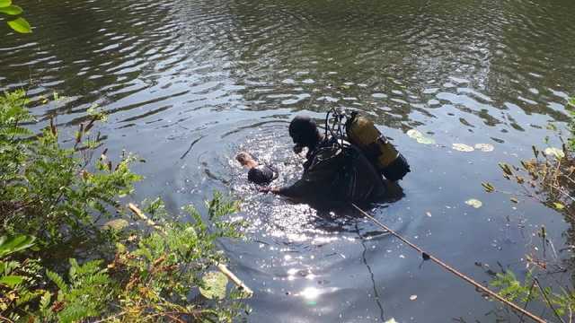 В Киеве мужчина упал с берега в озеро и утонул