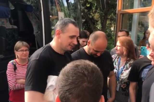 Освобожденных политзаключенных доставили в «Феофанию»