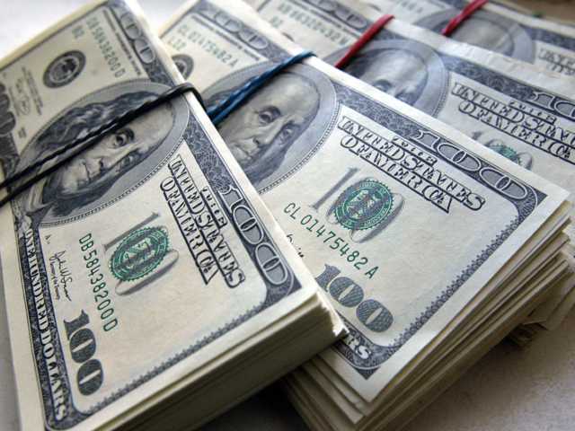 В Киеве возле Цирка улицу засыпало долларами после ДТП