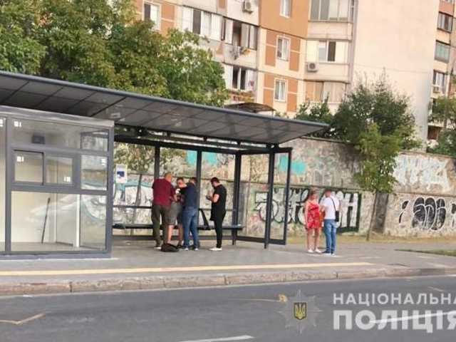 На столичной Оболони рецидивист ударил мужчину ножом из-за просьбы не мусорить