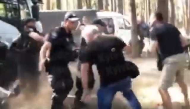 В Пуще-Водице местные жители подрались с полицией