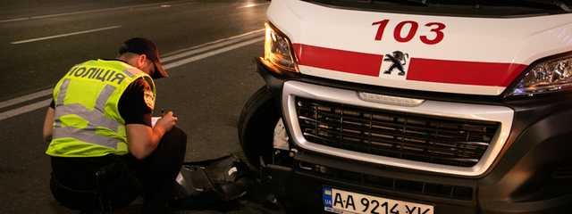 В Киеве возле Шулявского моста скорая помощь с больным ребенком протаранила Peugeot