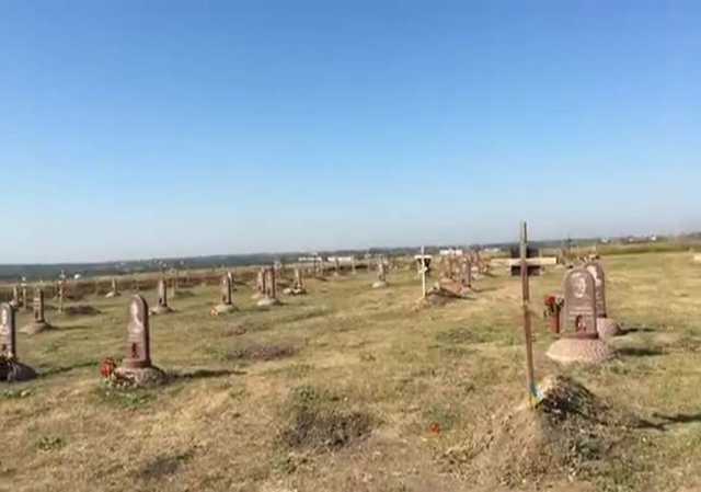 В Днепре с могил погибших бойцов АТО сняли флаги