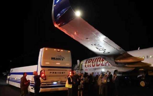 У Канаді літак Трюдо й автобус зіткнулися в аеропорту