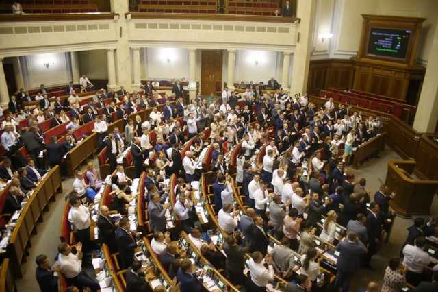 «Хотят сделать ручных животных»: «Слуги народа» пожаловались на Офис президента и руководство партии