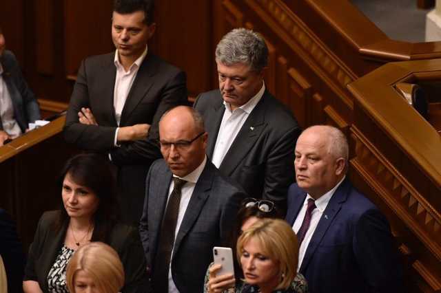 Порошенко и его фракция заблокировали трибуну из-за решения комитета по отстранению Геращенко
