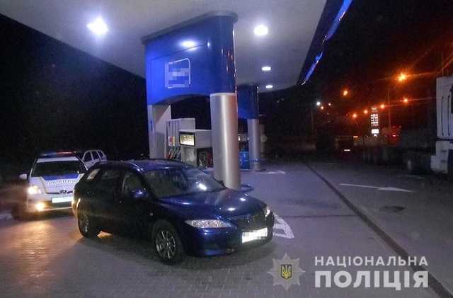 В Киеве таксист напал на иностранца и ограбил его, угрожая ножом