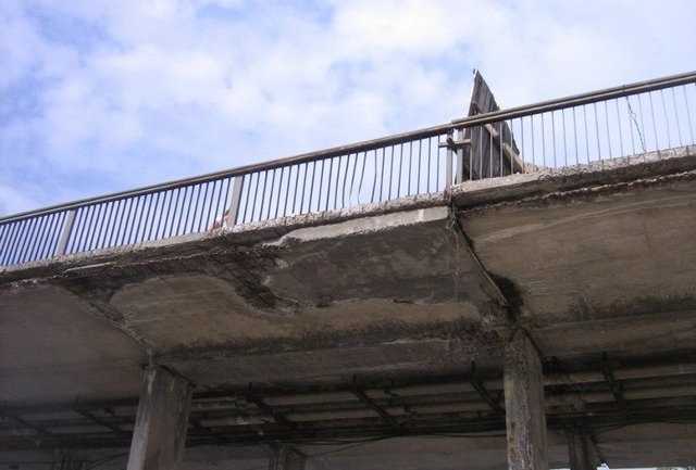 В Киеве часть моста обрушилась на автомобиль