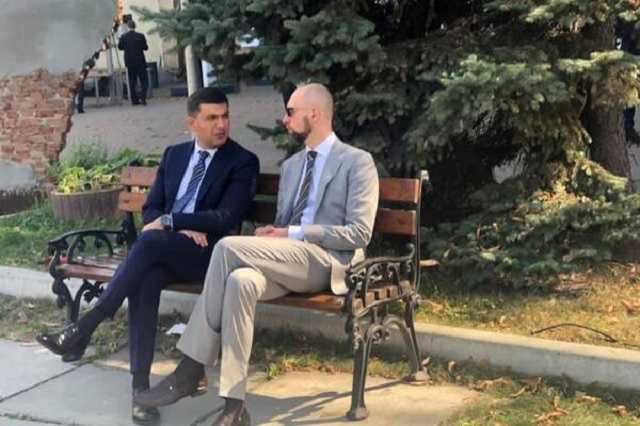 "Это сзади стена Яценюка?": два экс-премьера попали на фото