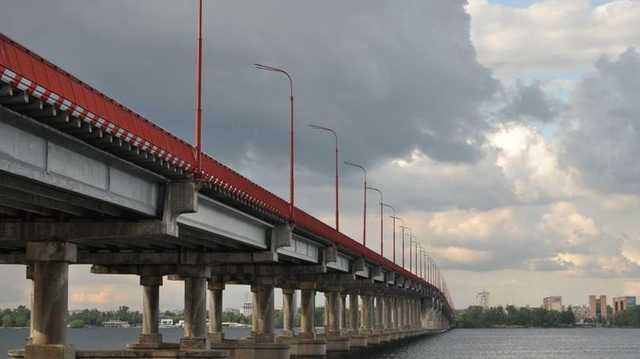 Спор с президентом: на ремонте моста в Днепре украли 29,5 млн гривен