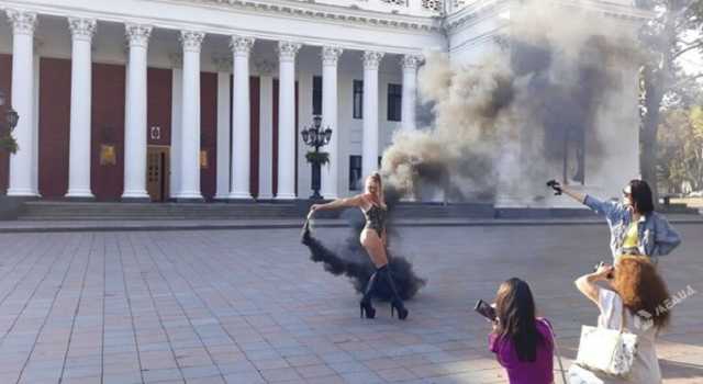 Біля одеської мерії “стриптизерки” влаштували ефектне шоу