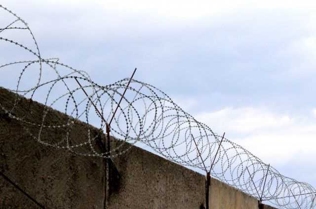 На границе “ЛНР” с Россией установили заграждения из колючей проволоки