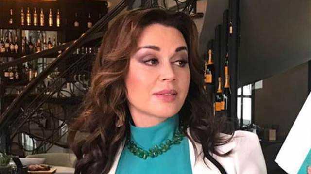 СМИ: находящуюся в реанимации Анастасию Заворотнюк частично парализовало