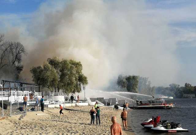 В Киеве на Гидропарке горел пляжный комплекс: появились фото