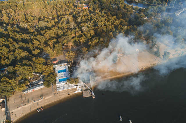 Появились фото и видео пожара в киевском Гидропарке с высоты птичьего полета
