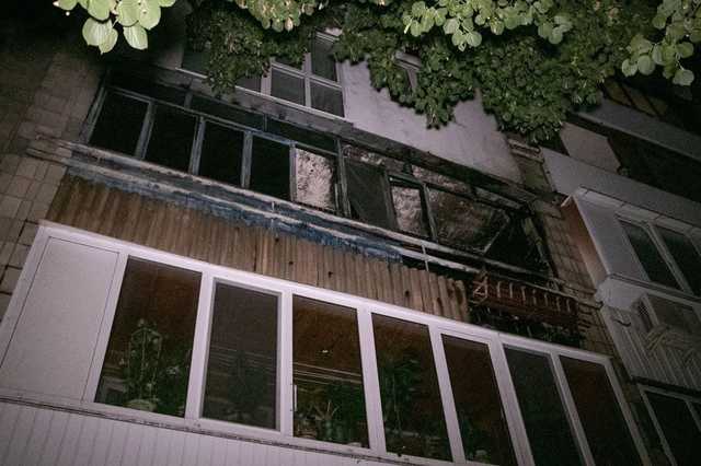 Пришлось вырезать дверь: в Киеве сгорела квартира с людьми