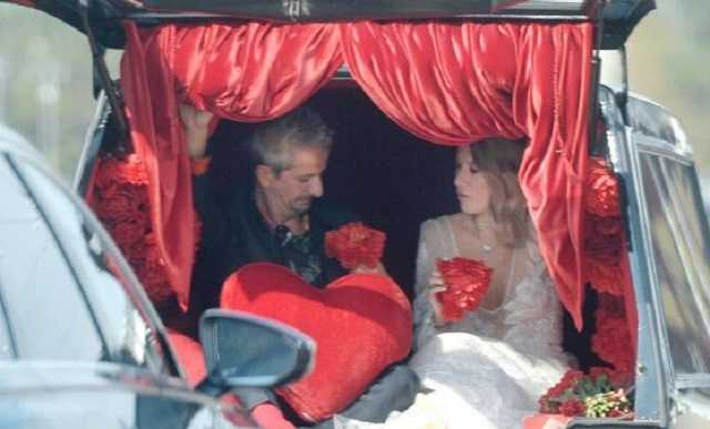 "Попади карандашом в бутылку!" Собчак объяснила выходки Богомолова на свадьбе-"похоронах"