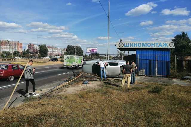 В Киеве легковушка влетела в забор заброшенного шиномонтажа и перевернулась