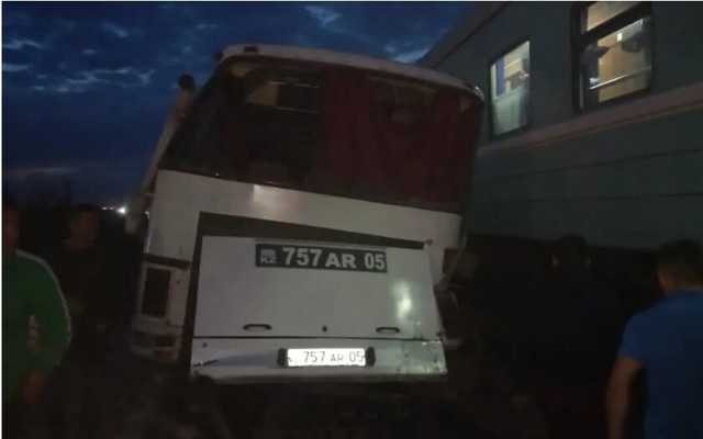 В Казахстане поезд выехал в автобус с людьми