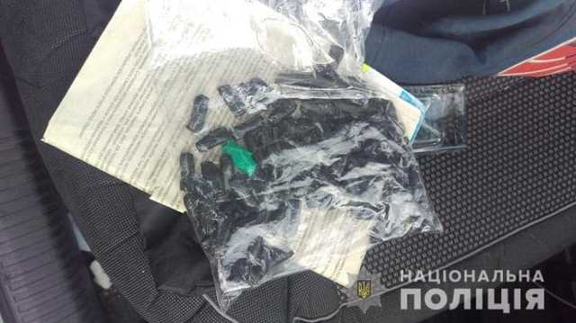 B Киеве полиция остановила автомобиль с вооруженным водителем и метадоном